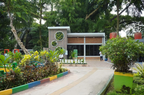 Warga Medan Menikmati Taman Bacaan Baru di Taman Beringin