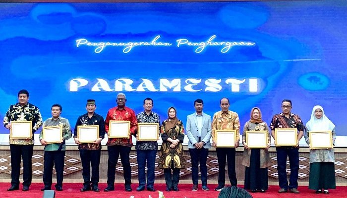 Pj Bupati Tapteng Terima Penghargaan Paramesti dalam Peringatan Hari Tanpa Tembakau Sedunia