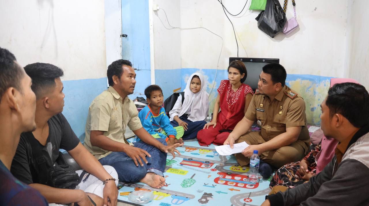 Bobby Nasution Memberikan Bantuan untuk Korban Begal Penarik Becak Motor
