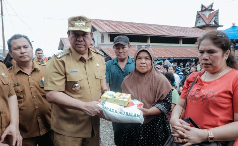 Bupati Dairi Eddy Keleng Ate Berutu Berikan Bantuan kepada Pedagang Pasar Sidikalang yang Terdampak Kebakaran
