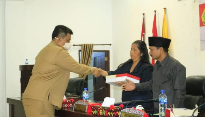 Bupati Samosir Sampaikan Pertanggungjawaban APBD Kabupaten Samosir Tahun 2022 dalam Rapat Paripurna DPRD
