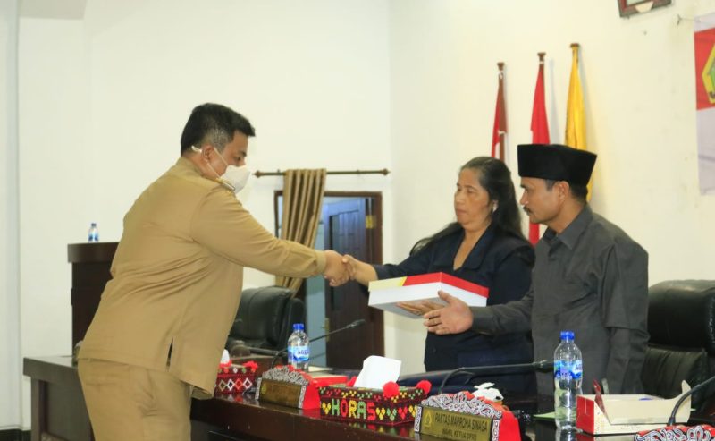 Bupati Samosir Sampaikan Pertanggungjawaban APBD Kabupaten Samosir Tahun 2022 dalam Rapat Paripurna DPRD