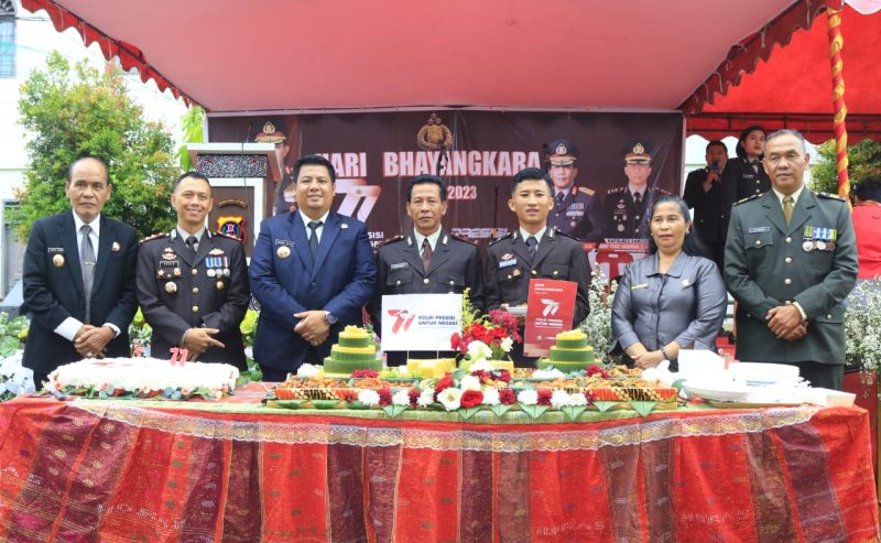 Bupati Samosir dan Wakil Bupati Hadiri Perayaan HUT Bhayangkara ke-77 di Samosir