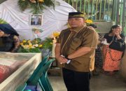 Pj Bupati Tapteng Berikan Penghormatan Terakhir Kepada Almarhum Lurah Binjohara