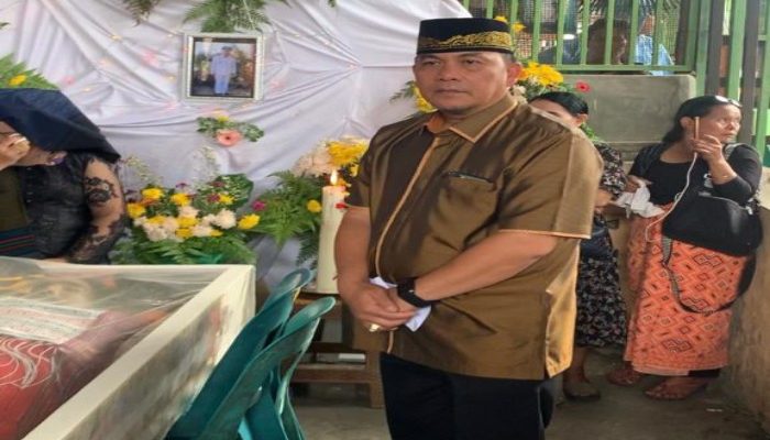 Pj Bupati Tapteng Berikan Penghormatan Terakhir Kepada Almarhum Lurah Binjohara