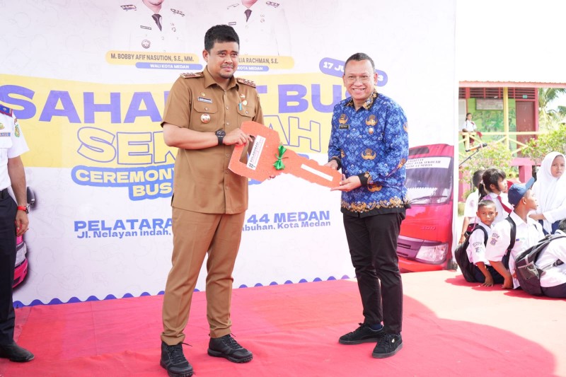 Bobby Nasution Serahkan 3 Unit Bus Sekolah untuk Meningkatkan Keamanan dan Akses Pendidikan