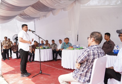 Wali Kota Medan Memperkenalkan Sepatu Lokal Buatan UMKM dalam Momentum Groundbreaking Pembangunan Kolam Retensi USU