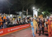 Wali Kota Siantar Serahkan Pakaian Adat Simalungun Kepada Ketua APEKSI Dalam Karnaval Budaya di Makassar
