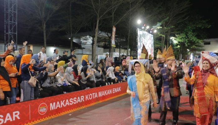 Wali Kota Siantar Serahkan Pakaian Adat Simalungun Kepada Ketua APEKSI Dalam Karnaval Budaya di Makassar