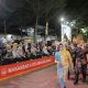 Wali Kota Pematang Siantar Serahkan Pakaian Adat Simalungun kepada Ketua APEKSI dan Wali Kota Makassar dalam Karnaval Budaya