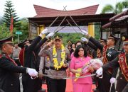 Kapolres Tapteng AKBP Basa Banjarnahor Disambut dengan Tradisi Pedang Pora dan Pemberian Ulos
