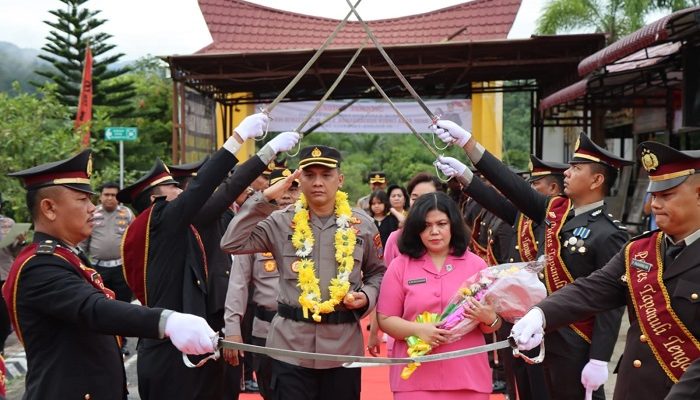 Kapolres Tapteng AKBP Basa Banjarnahor Disambut dengan Tradisi Pedang Pora dan Pemberian Ulos