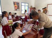 Laksanakan Program Kapolri, Polres Tapteng Bagikan Buku Kepada Pelajar yang Ada di Pelosok