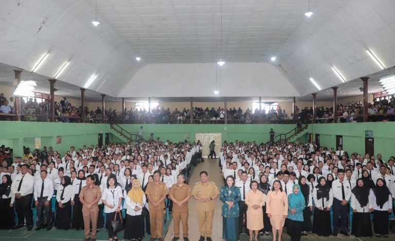 Bupati Dairi Dr. Eddy Keleng Ate Berutu Serahkan SK P3K kepada 514 Guru Formasi Tahun 2022