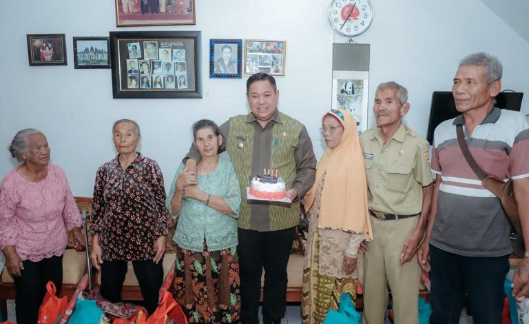 Bupati Eddy Berutu Sambangi Para Veteran dan Janda Veteran di Pasar Sumbul