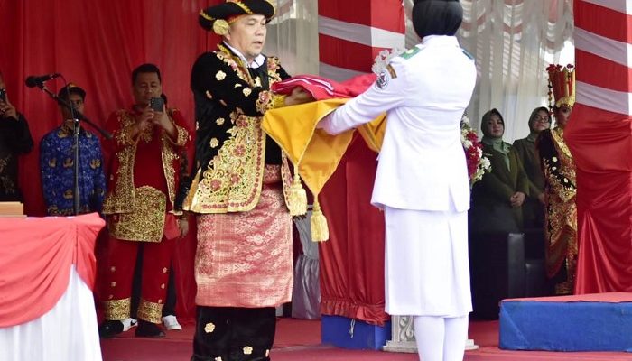 Perdana Jadi Irup HUT RI, Pj Bupati Tapteng Kenakan Pakaian Adat Pesisir