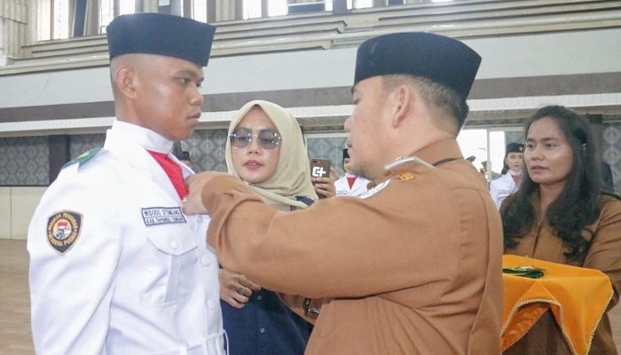 Pj Bupati Elfin Elyas Kukuhkan 18 Paskibaraka Tapteng