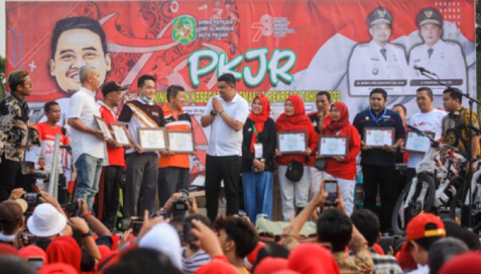 Peserta Jalan Santai Medan Amplas Berbahagia Dapatkan Doorprize dari Wali Kota Bobby Nasution
