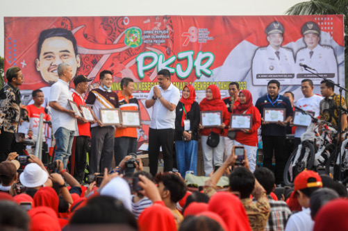 Peserta Jalan Santai Medan Amplas Berbahagia Dapatkan Doorprize dari Wali Kota Bobby Nasution