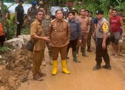 Longsor di Desa Sigiring-giring, Pj Bupati Langsung Turun Membuka Akses Jalan
