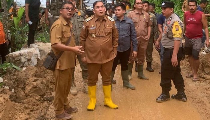 Longsor di Desa Sigiring-giring, Pj Bupati Langsung Turun Membuka Akses Jalan