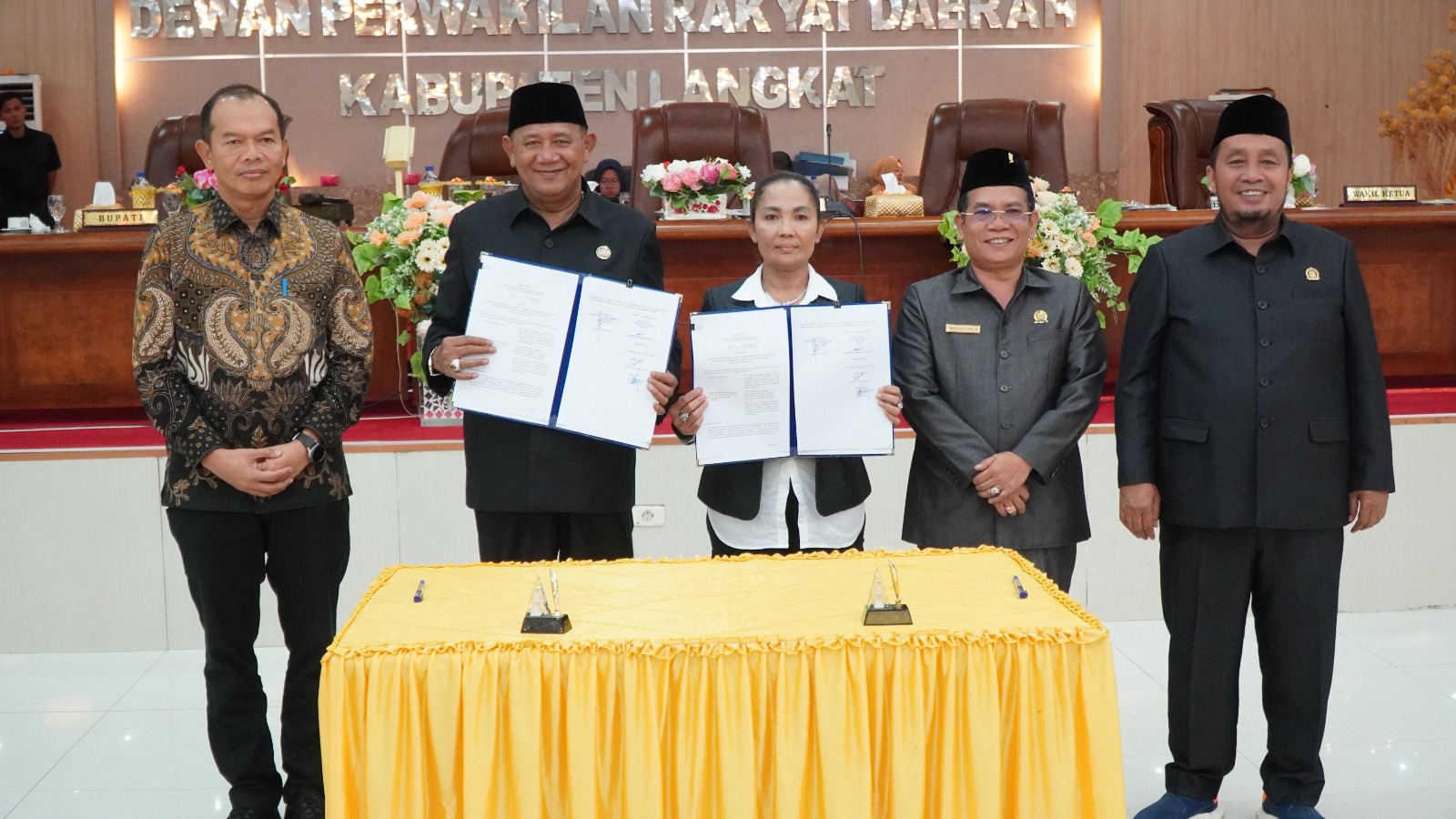 Plt Bupati Langkat, H. Syah Afandin SH, Hadiri Rapat Paripurna DPRD Kabupaten Langkat untuk Pengesahan Ranperda APBD Tahun 2023