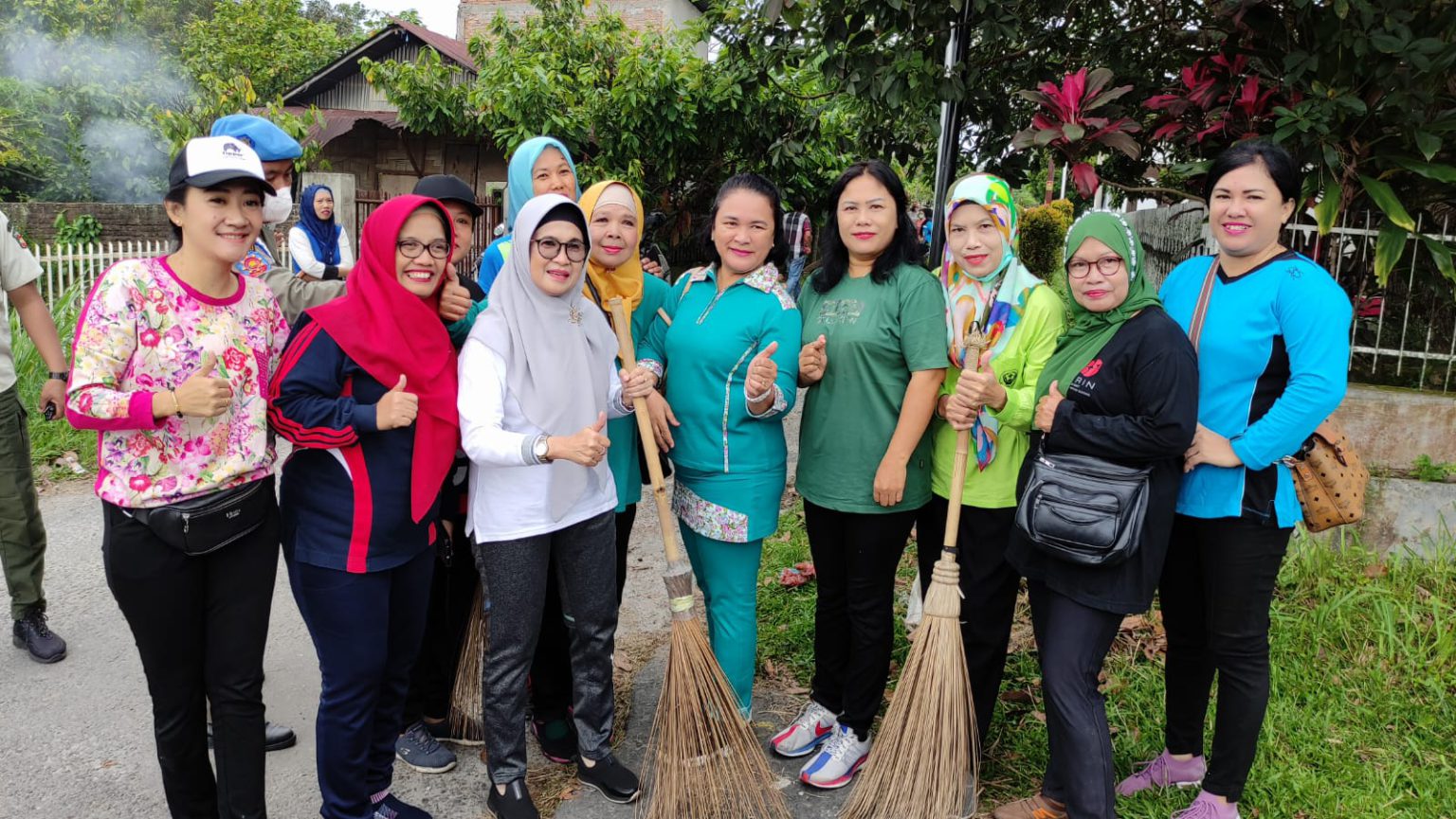 Wali Kota Siantar dan Pemerintah Kota Melakukan Gotong-Royong Bersama Warga untuk Membersihkan Lingkungan