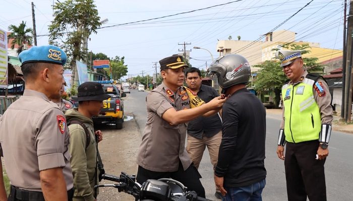 Banyak Pengendara Tidak Pakai Helm, Kapolres Tapteng Bagikan Helm Gratis