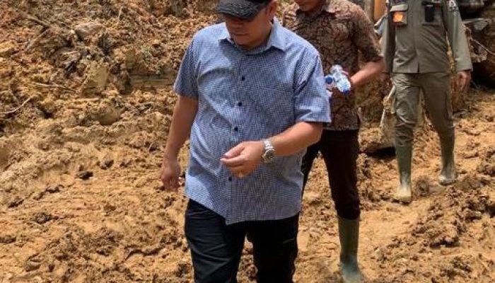 Pj Bupati Elfin Elyas Turun Langsung Atasi Tanah Longsor di Kolang