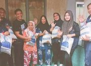 Meskipun Diguyur Hujan, Semangat Para Caleg NasDem Tak Surut Berbagi Untuk Warga Pasar Belakang
