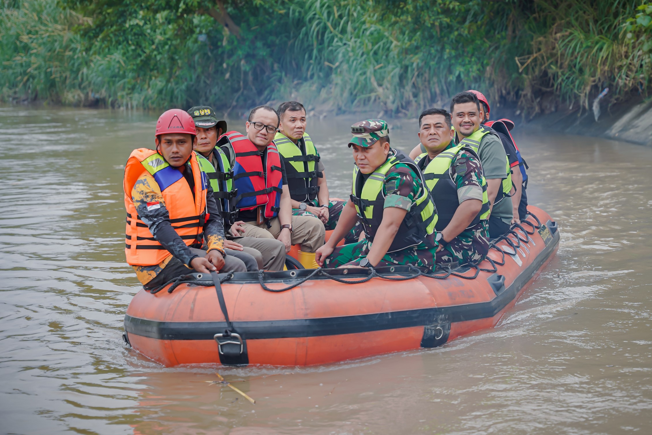 Bobby Nasution dan Pangdam I/BB Susuri Sungai Deli untuk Pantau Progres Gotong Royong