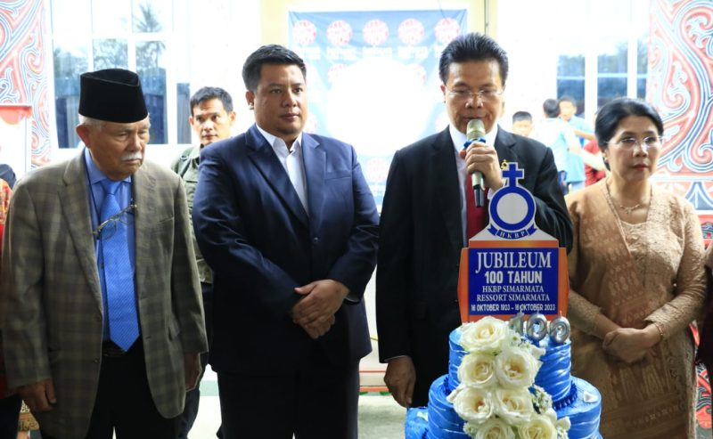 Bupati Samosir, Vandiko T Gultom, Hadiri Pesta Jubileum 100 Tahun HKBP Simarmata di Halaman Gereja
