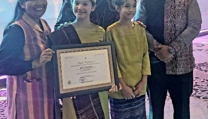 Pelestari Ulos Asal Samosir, Nantika Sihombing, Raih Award Pelestari Tenun Ulos Kategori Remaja/Anak