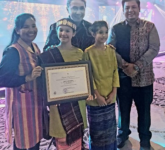Pelestari Ulos Asal Samosir, Nantika Sihombing, Raih Award Pelestari Tenun Ulos Kategori Remaja/Anak