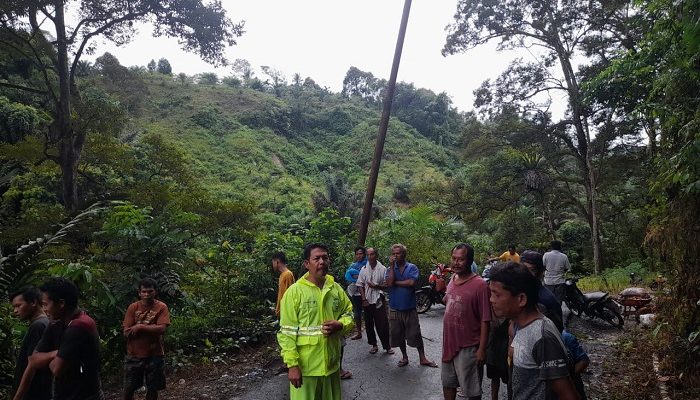 Personel Polsek Sorkam dan Masyarakat Gotong Royong Bersihkan Material Longsor di Pasaribu Tobing