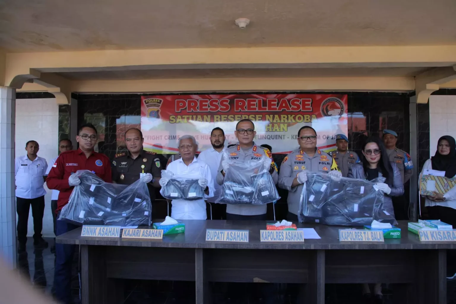 Bupati Asahan Ikuti Press Release Penangkapan 2 Pelaku Peredaran Narkotika Shabu Seberat 50 Kilogram
