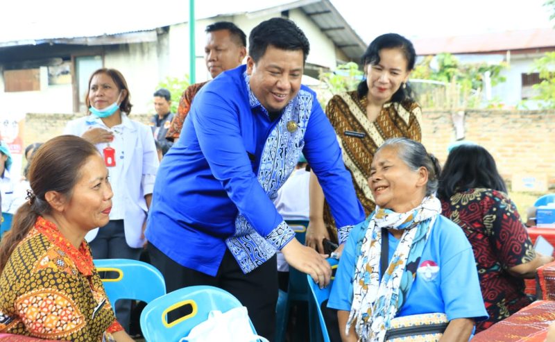 Bupati Samosir Mendekatkan Pelayanan Gratis ke Masyarakat Desa melalui Program Bunga Desa
