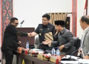 Bupati Samosir dan DPRD Setujui Ranperda APBD 2024 Menjadi Perda