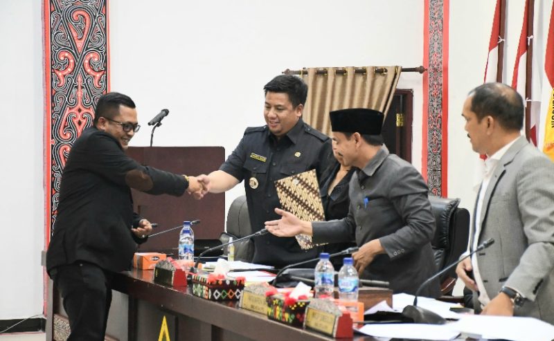 Bupati Samosir dan DPRD Setujui Ranperda APBD 2024 Menjadi Perda