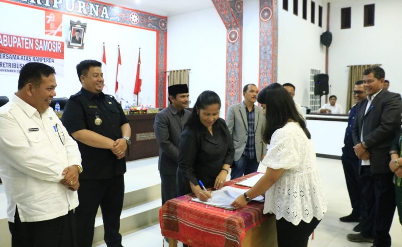 Bupati Samosir dan DPRD Setujui Ranperda Pajak dan Retribusi Daerah Menjadi Perda