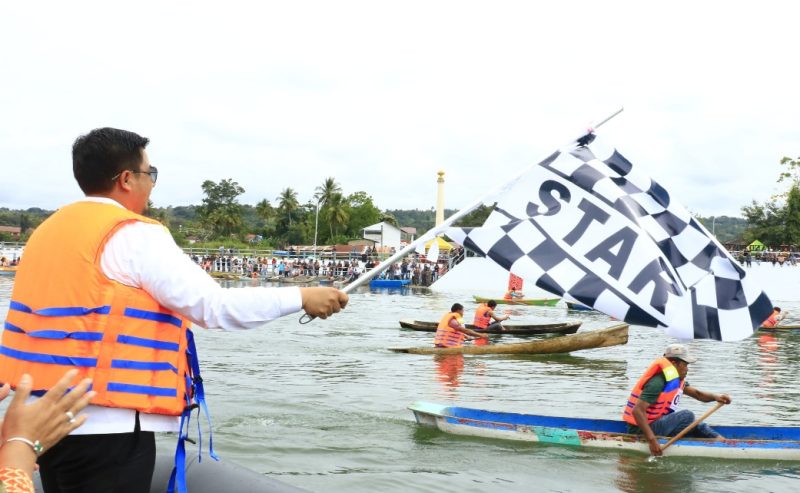 Lomba Solu Tradisional Meriahkan Aquabike di Samosir