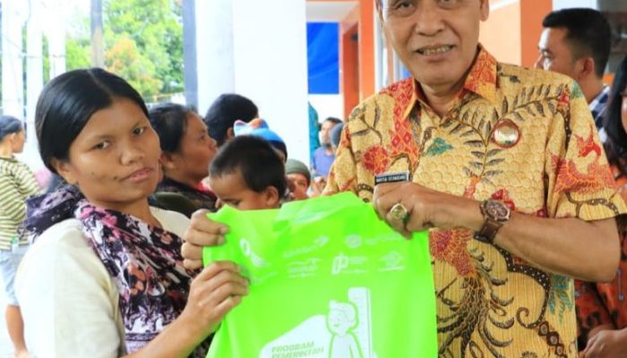 Wakil Bupati Samosir Salurkan Bantuan Pangan untuk Penurunan Stunting