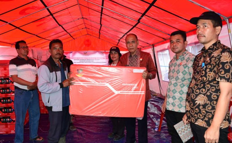 Wakil Bupati Samosir Serahkan Bantuan Sosial kepada Korban Banjir di Sihotang
