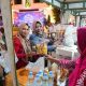 Medan, 30 November 2023 - Wali Kota Medan, Bobby Nasution, terus mendukung para pelaku Usaha Mikro Kecil Menengah (UMKM) dengan membuka akses pasar melalui perhelatan Beranda Kreatif (Bekraf) Medan. Tak hanya mengundang khalayak ramai dalam perhelatan yang berlangsung di berbagai lokasi, tapi setiap Sabtu mulai sore hingga malam, pelaku UMKM juga diberikan fasilitas untuk menjajakan produknya di halaman depan kantor wali kota. Data dari Dinas Pariwisata Medan, selaku pengelola Bekraf, menunjukkan bahwa dari Maret hingga November 2023, sebanyak 527 pelaku UMKM telah difasilitasi pada perhelatan rutin seminggu sekali ini. Kebijakan ini memberikan peluang yang sama kepada seluruh pelaku UMKM di Medan, yang dinilai memenuhi persyaratan, untuk berpartisipasi dalam Bekraf. Kuliner, produk kriya, dan fashion khas Medan menjadi daya tarik utama, sementara berbagai pertunjukan seni, termasuk musik, tari, sastra, teater, dan olahraga kreasi, menambah daya tarik bagi pengunjung. Selama periode Maret hingga November 2023, omzet yang diperoleh pelaku UMKM mencapai angka yang lumayan. Data Transaksi Stand Beranda Kreatif Kota Medan dari Dinas Pariwisata menunjukkan bahwa perolehan UMKM yang berjualan hanya beberapa jam di halaman depan kantor wali kota mencapai dua juta rupiah lebih. Beberapa UMKM bahkan mencatat omzet relatif besar. Contohnya, Kirab Mars, UMKM kuliner, mencapai omzet Rp2.500.000 pada pelaksanaan Bekraf 18 November, dan UMKM Binaan PKK Kecamatan Medan Timur pada 11 November 2023 sebesar Rp2.050.000. Muhammad Radinsyah Putra, salah satu pelaku UMKM yang berpartisipasi pada Bekraf 25 November, menyatakan rasa terima kasihnya pada Wali Kota Medan atas kebijakan memberikan ruang dan fasilitas bagi UMKM di acara tersebut. Pelaku UMKM lainnya, Baginda Karim Mula Harahap, juga merasa terbantu dengan kebijakan tersebut, mencatat omzet sebesar Rp589 ribu pada Bekraf 25 November. Kedua pedagang tersebut berharap dapat kembali berpartisipasi dalam Beranda Kreatif dan berbagai kegiatan Pemko Medan di masa mendatang. Keberhasilan Bekraf sebagai pasar istimewa bagi UMKM tidak hanya memberikan hiburan kepada pengunjung, tetapi juga meningkatkan potensi penjualan dan daya saing pelaku UMKM di Medan.