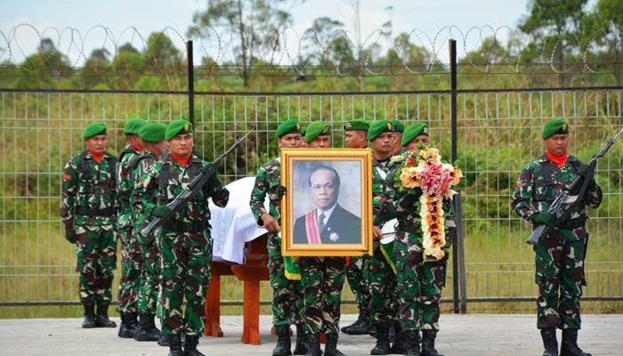 Kasdam I/BB Bersama Danrem Hadiri Upacara Pemakaman TB Silalahi