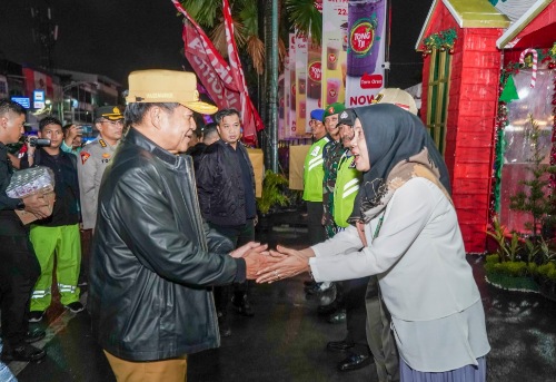 Bobby Nasution dan Pj. Gubsu Serahkan Bingkisan kepada Petugas Pos PAM Natal 2023 di Malam Natal