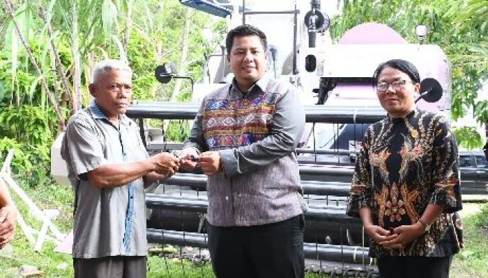 Bupati Samosir Serahkan 2 Unit Combine Harvester Besar untuk Peningkatan Produksi Padi