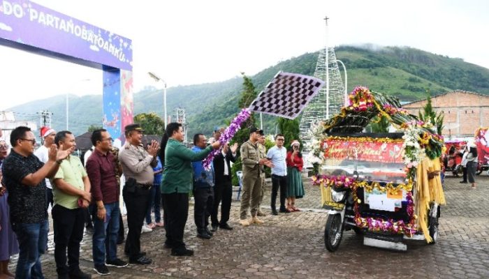 Gereja HKBP Bolon Pangururan Meriahkan Natal dengan Karnaval Becak Motor