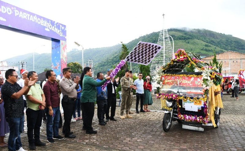 Gereja HKBP Bolon Pangururan Meriahkan Natal dengan Karnaval Becak Motor
