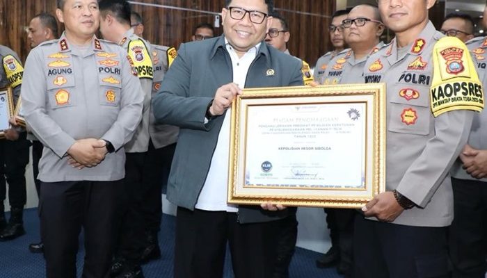 Kapolres Sibolga Terima Penghargaan dari Ombudsman Atas Kepatuhan Penyelenggaraan Pelayanan Publik